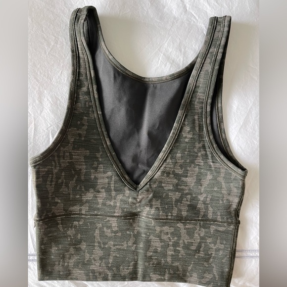 Lululemon women’s workout top in size 2. Never worn! - Picture 2 of 2